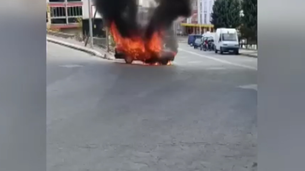 Konya'da seyir halindeki otomobil alev aldı