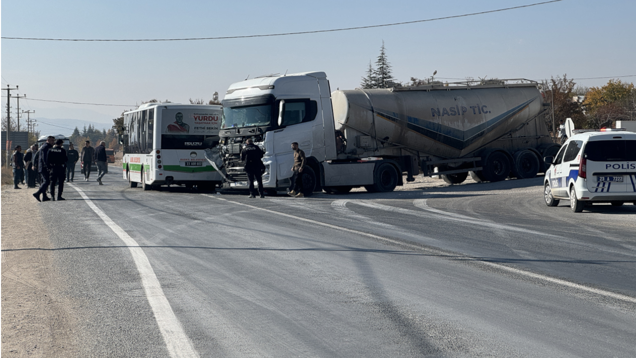 Tır dorsesi otobüse çarptı, 6 kişi yaralı