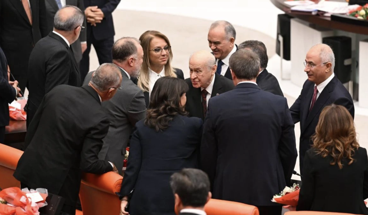 Son anket: Bahçeli'nin DEM'lilerle el sıkışması nasıl yorumlandı? - Sayfa 2