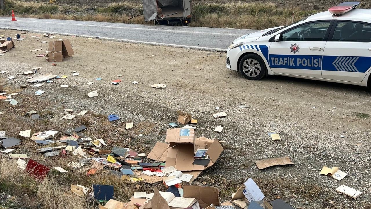 Kültür ve Turizm Bakanlığı'nın kamyonu kaza yaptı, kitaplar yola saçıldı