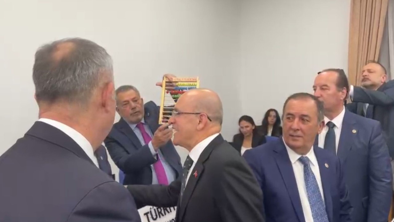 CHP’den Mehmet Şimşek’e abaküslü karşılama