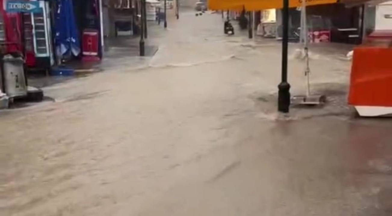 Çeşme’de sağanak yağış hayatı olumsuz etkiledi