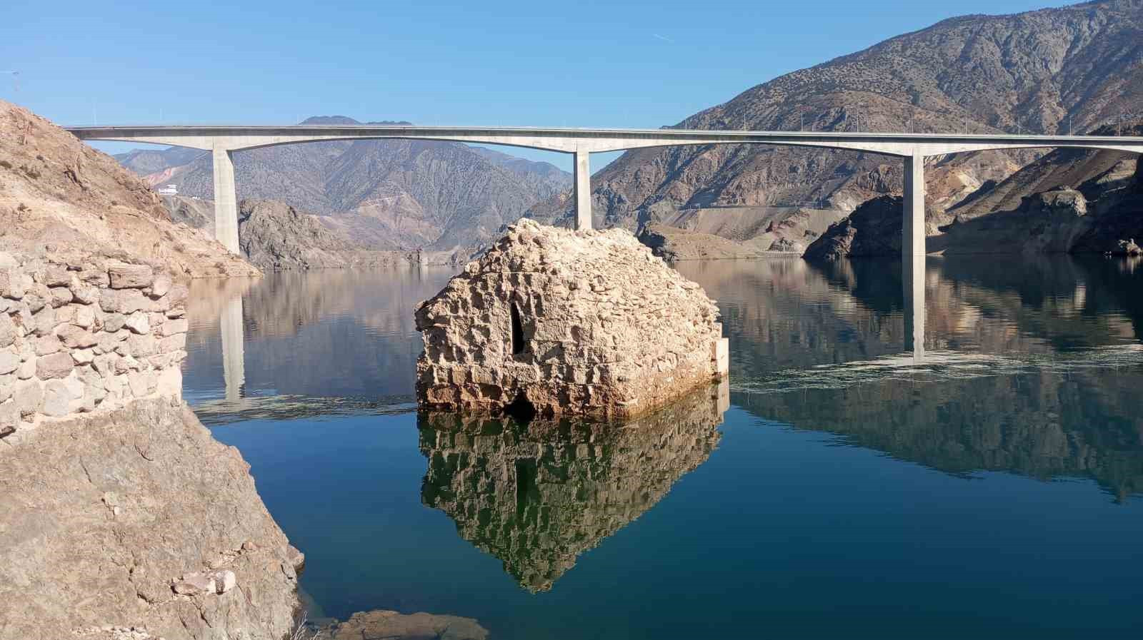 Su çekilince tarihi Tekkale Kalesi ortaya çıktı