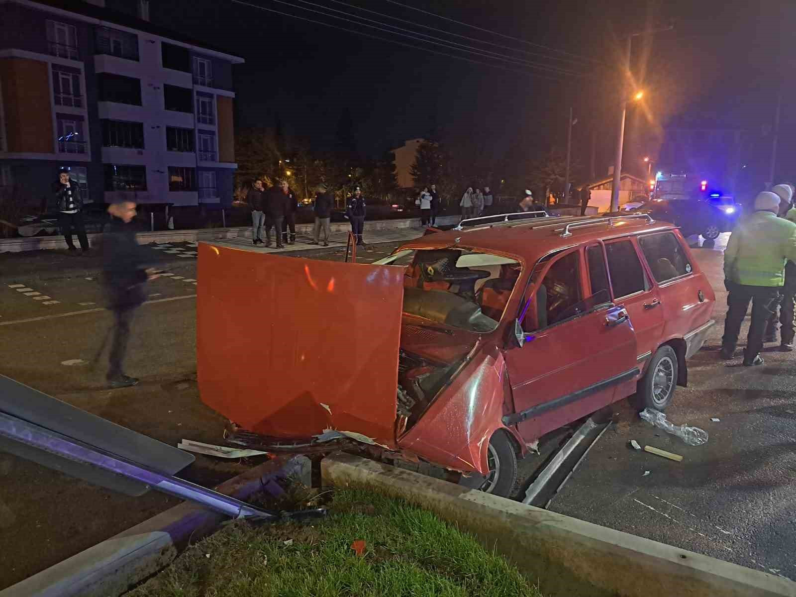 Bolu'da kontrolden çıkan otomobil beton kaldırma çarptı