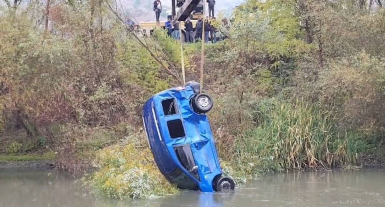 Amasya'da nehre düşen araç ekipler tarafından çıkarıldı