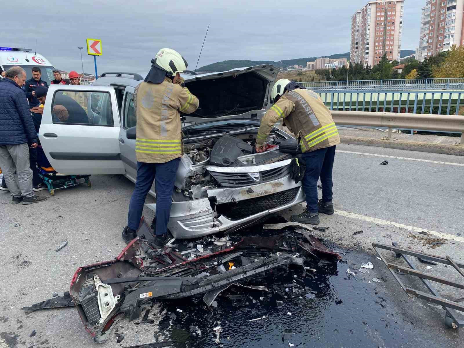 Maltepe’de iki aracın çarpışması sonucu 5 kişi yaralandı