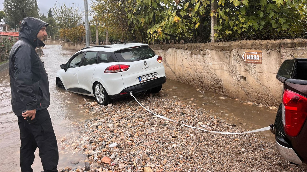 Muğla'da sağanak: Dereler taştı, su baskınları yaşandı