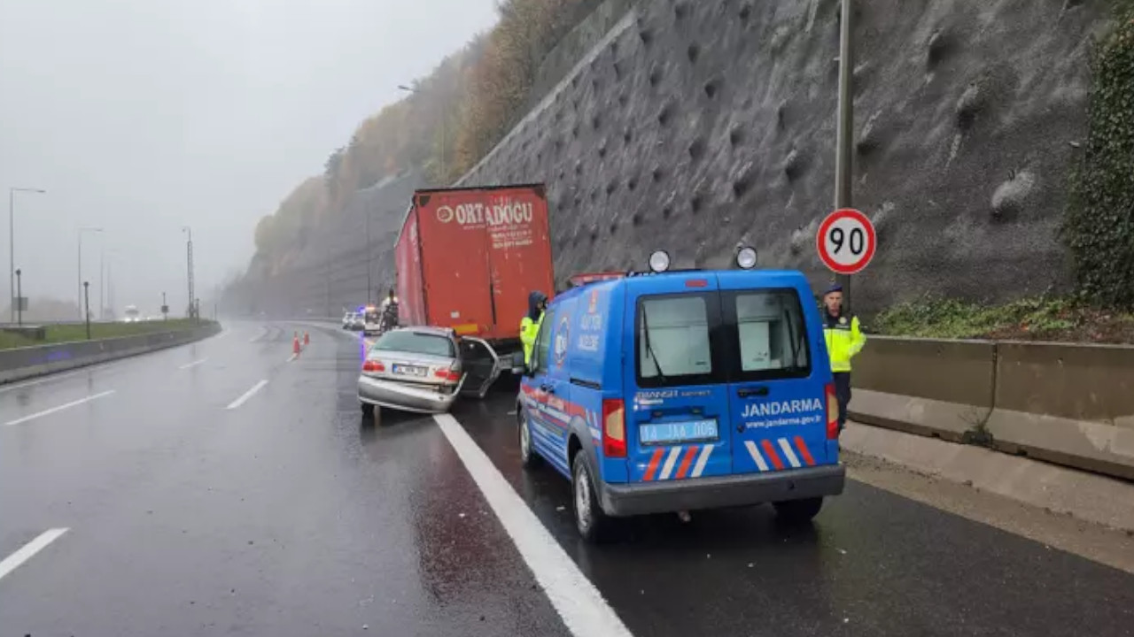 Düzce'de kaza: Otomobil TIR'a çarptı