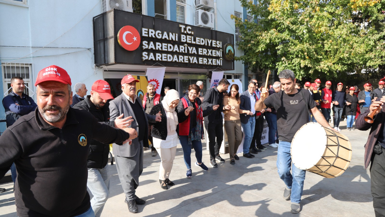 Ergani'de, toplu iş sözleşmesi imzalanan işçiler halaya durdu