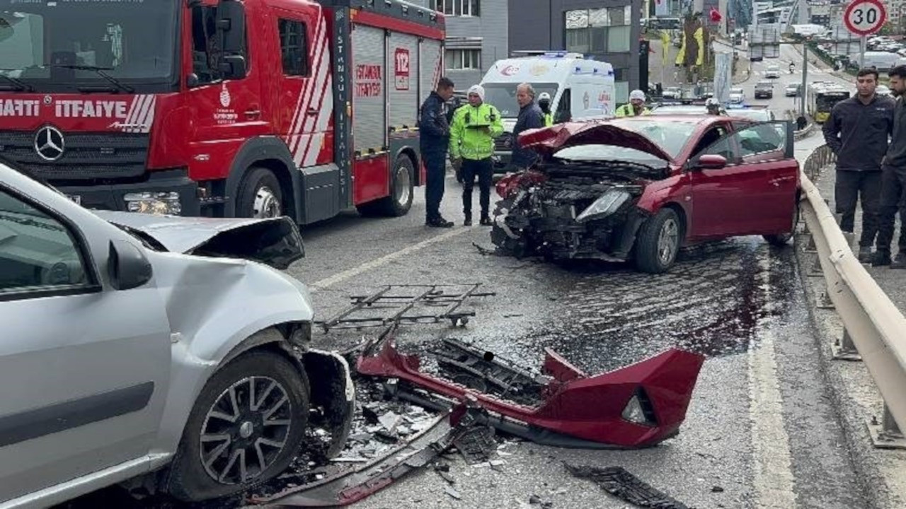 İstanbul'da kaza: İki otomobil kafa kafaya çarpıştı