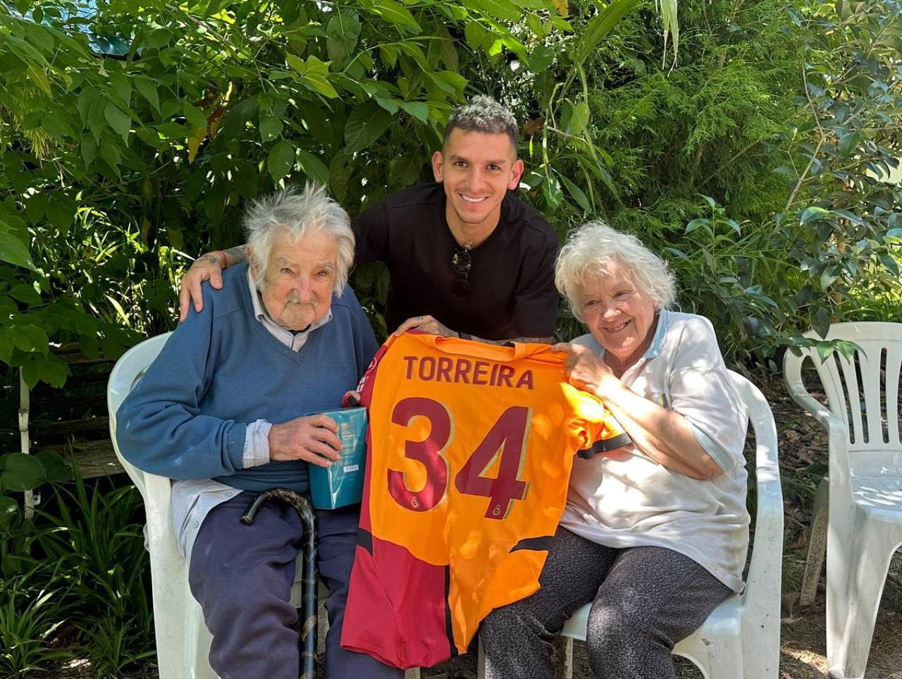 Galatasaraylı Torreira, 'Gerilla Mujica'ya forma hediye etti