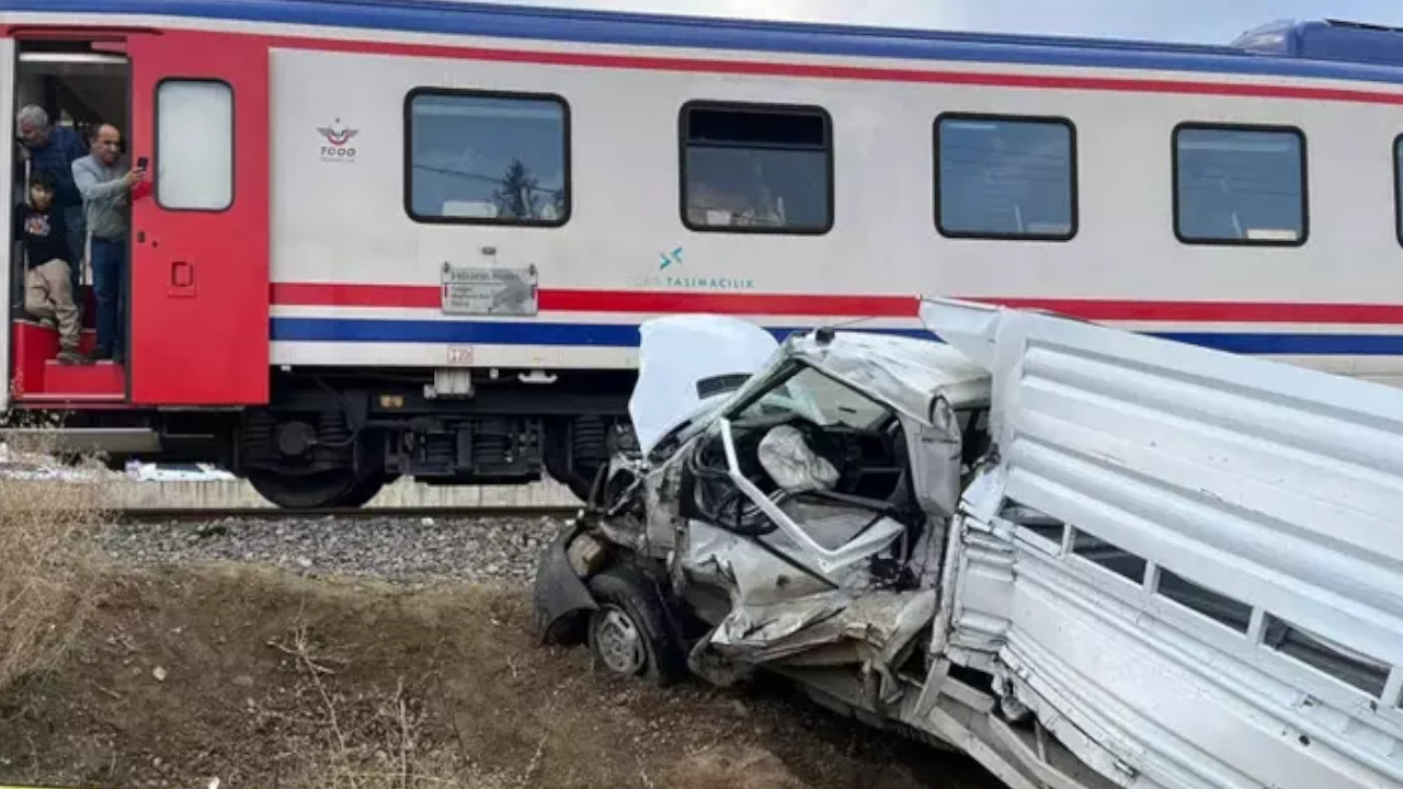 Muş'ta yolcu treni kamyonete çarptı