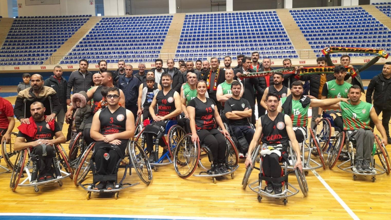 Van'da Eş Başkan Zeydan, tekerlikli sandalye basketbol maçını izledi