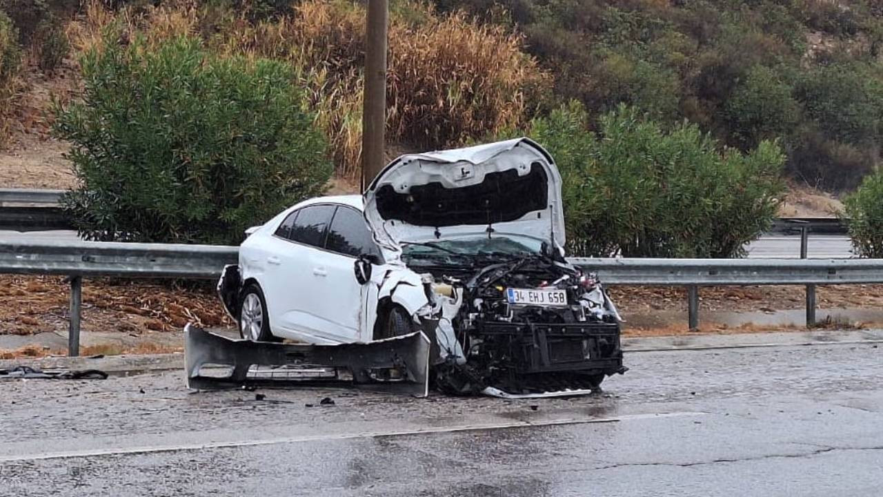 Mersin'de otomobil bariyere çarptı: 4 kişi yaralandı