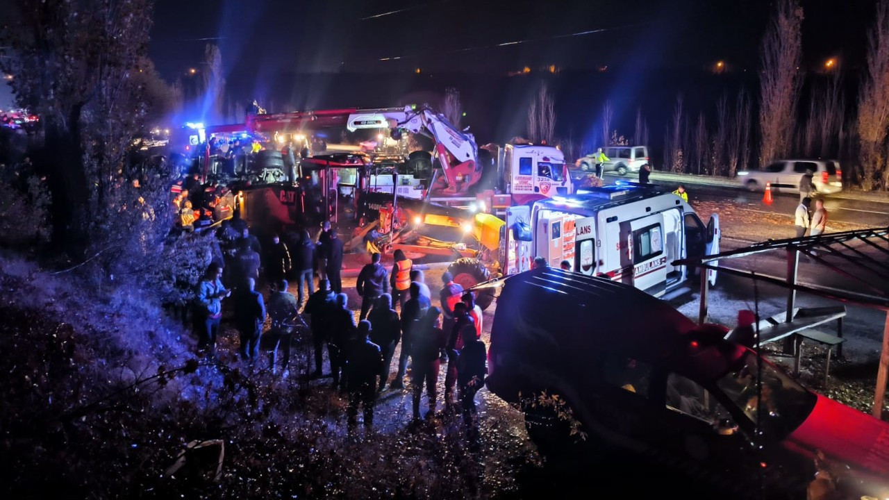 Kazaya müdahale eden polis ekibine tır çarptı: 1 ölü, 1 yaralı