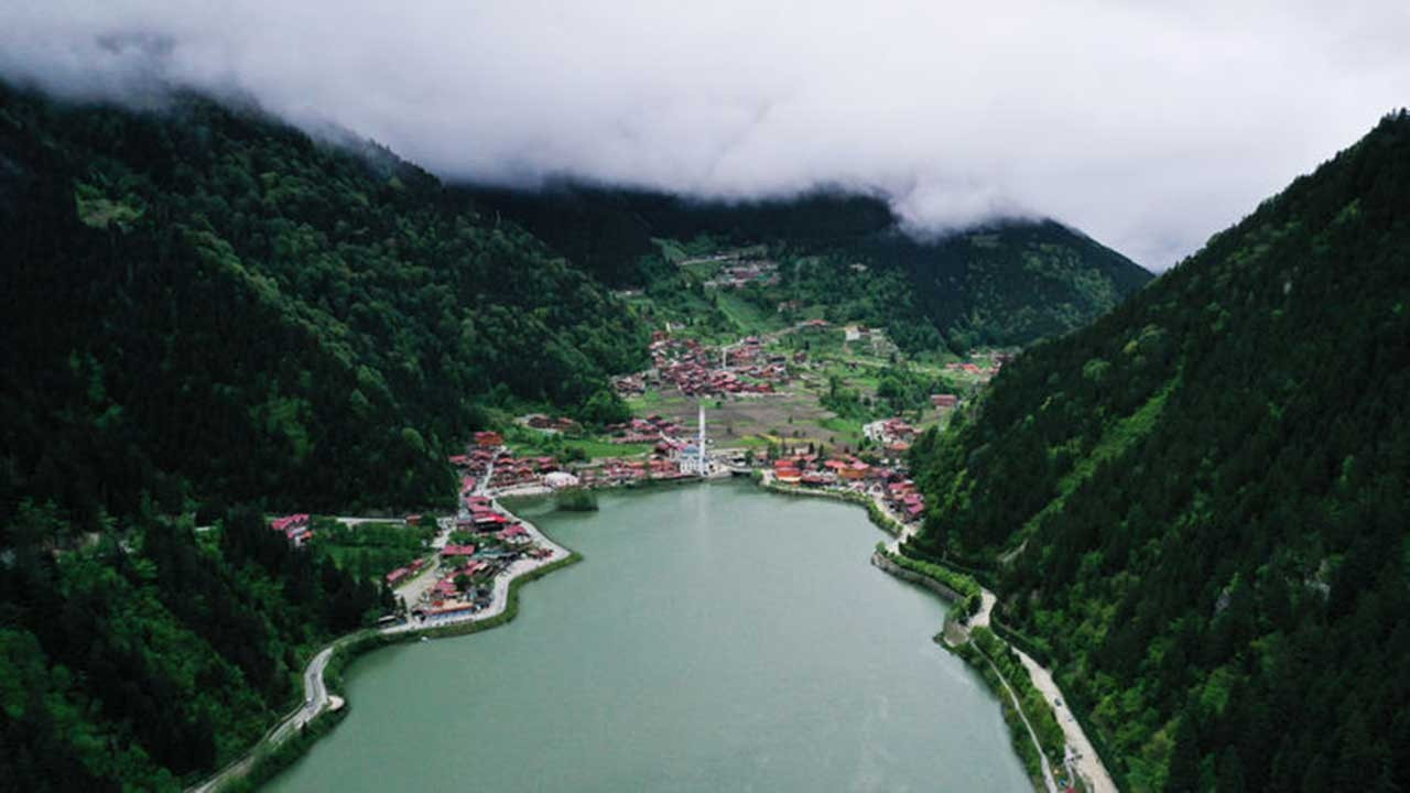 Bakanlık: Uzungöl'ün çevresi kaçak yapılardan temizlenecek