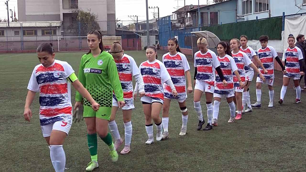 Düzce kadın futbol takımından ilk maçında protesto