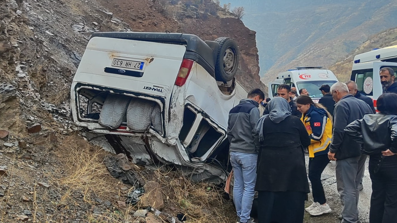 Hakkari'de minibüs yağış yüzünden takla attı: 4 yaralı