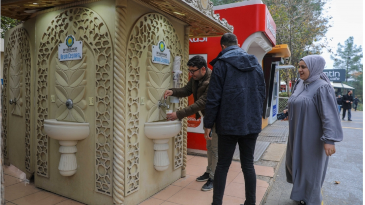 Diyarbakır'da çeşmeden sıcak çorba ikramı