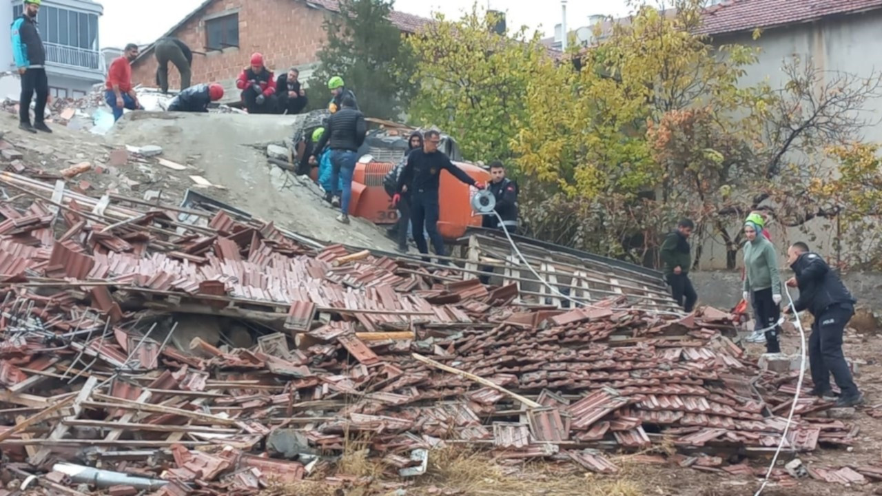 Malatya'da ağır hasarlı bina çöktü, iş makinesi operatörü enkaz altında