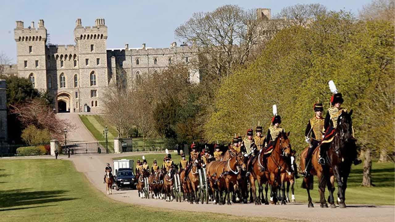 Maskeli hırsızlar Windsor Kalesi'ne girdi, çiftlikteki araçları çaldı