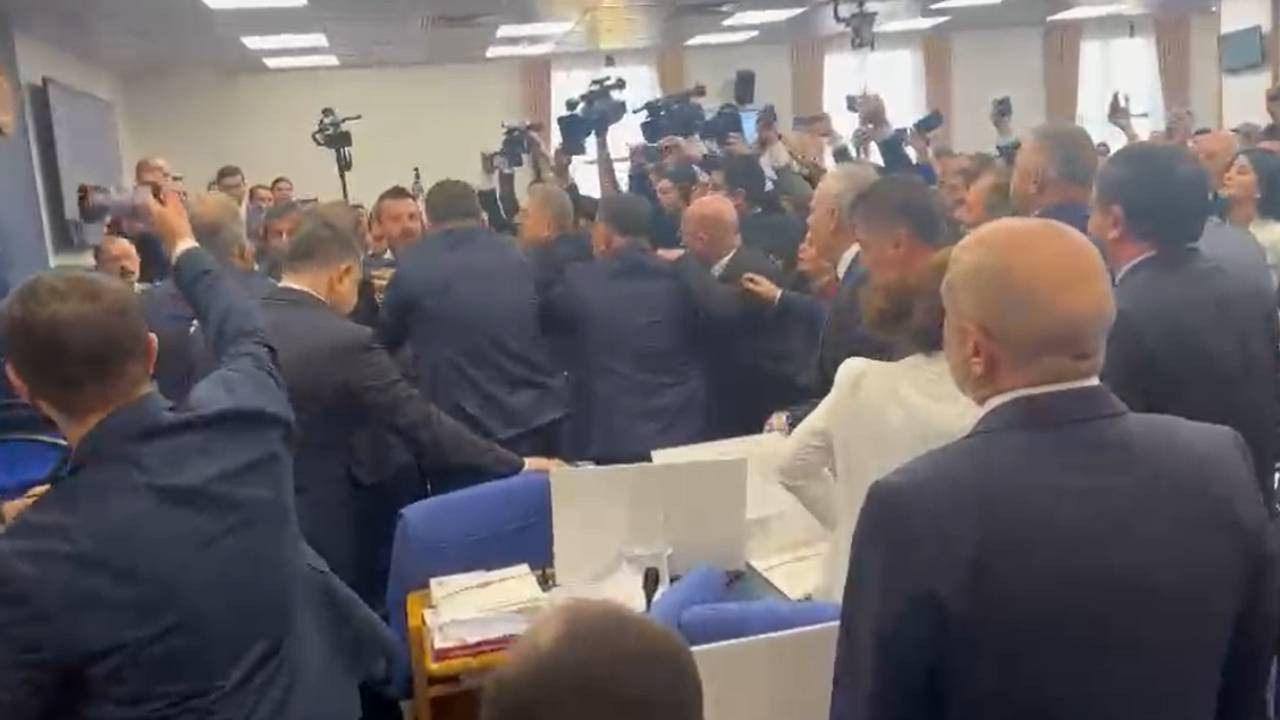 Meclis'te kayyım kavgası: CHP ve AK Partili vekiller birbirine girdi