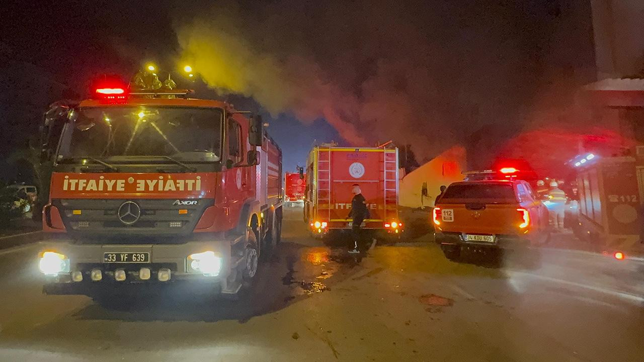 Mersin'de tekstil fabrikasında yangın:4 işçi dumandan etkilendi