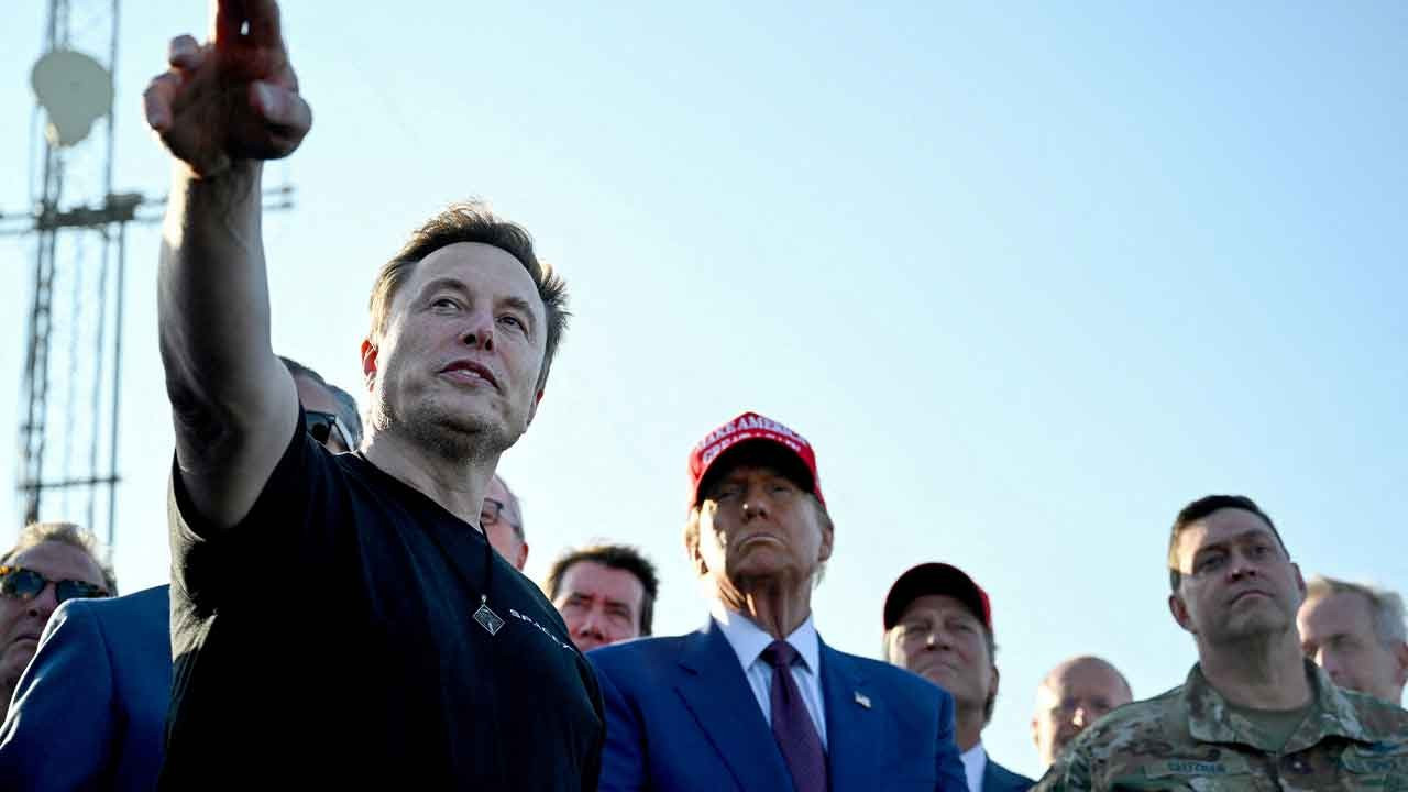 Trump, Starship'in test uçuşunu Musk'la birlikte izledi: Denize inen fırlatıcı patladı