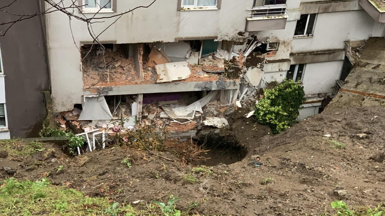 Rize'deki heyelanda binalara 60 ton toprak akmış