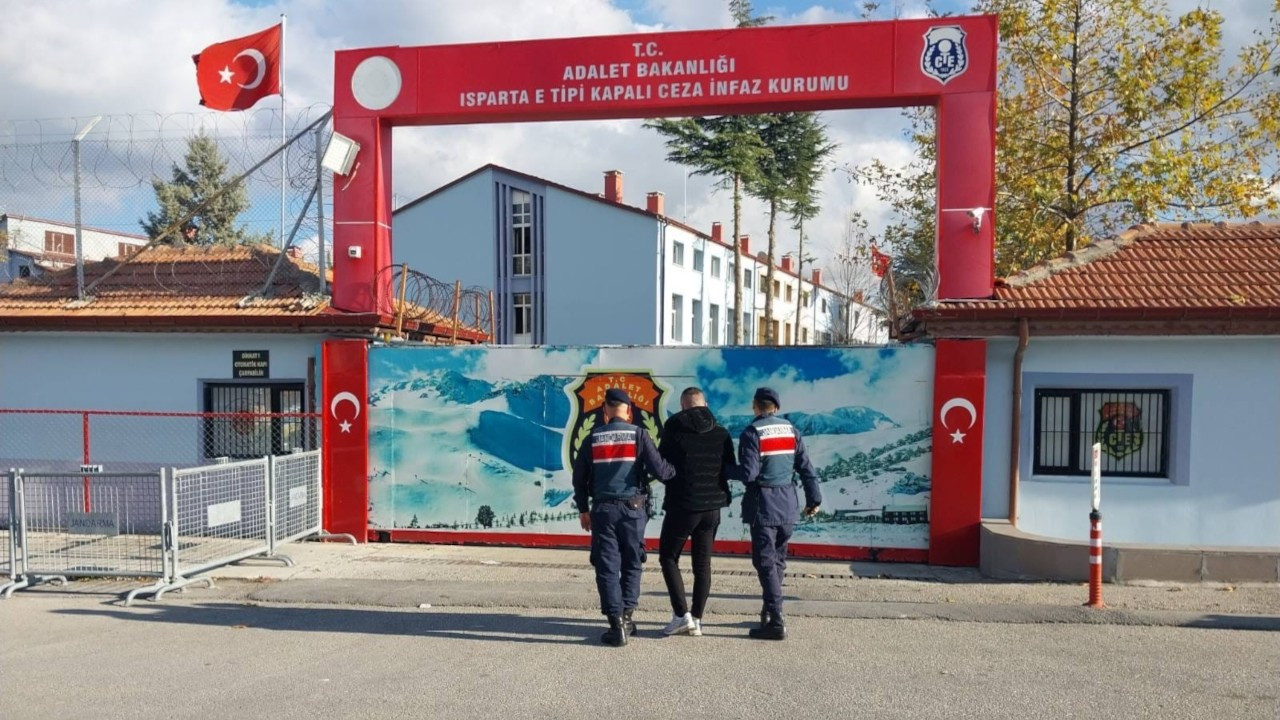 Maskeli saldırgan zorla girdiği evin sahibini bıçak tehdidiyle soydu