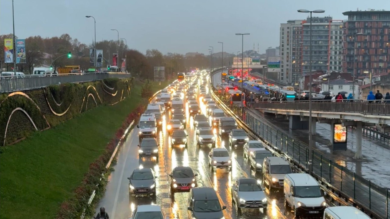 İstanbul'da trafik yoğunluğu yüzde 90'a çıktı