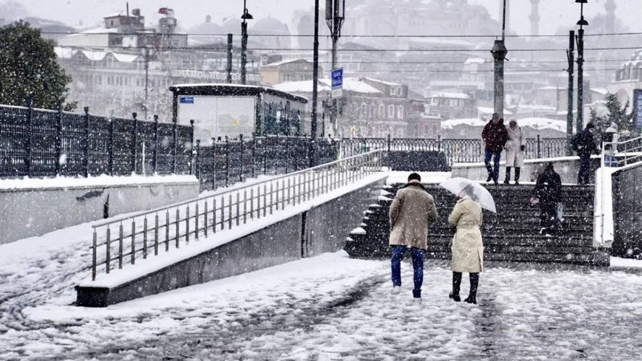 İstanbul'a kar geliyor: Sıcaklıklar 10-12 derece azalacak