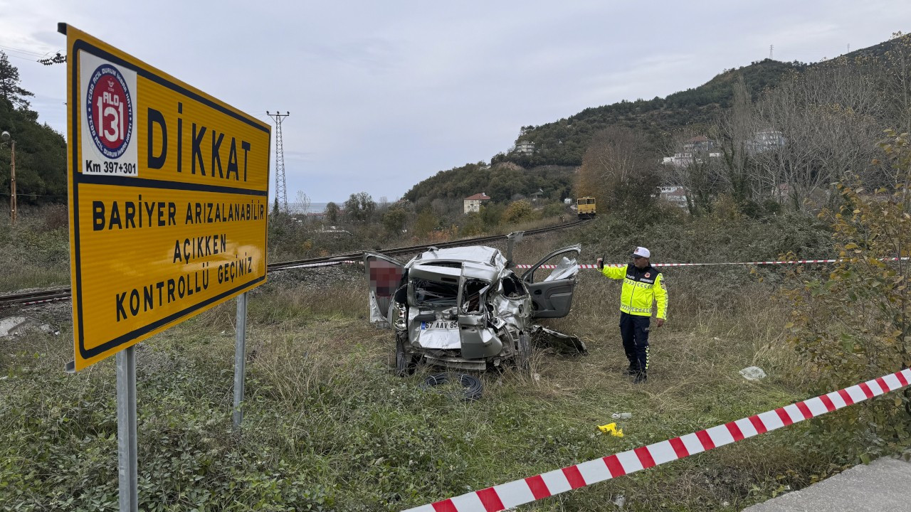 Zonguldak'ta tren, hafif ticari araca çarptı: 1 çocuk öldü