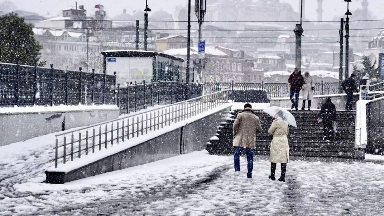 Meteoroloji'den 'ani düşüş' uyarısı: İstanbul'a kar için saat verildi - Sayfa 1