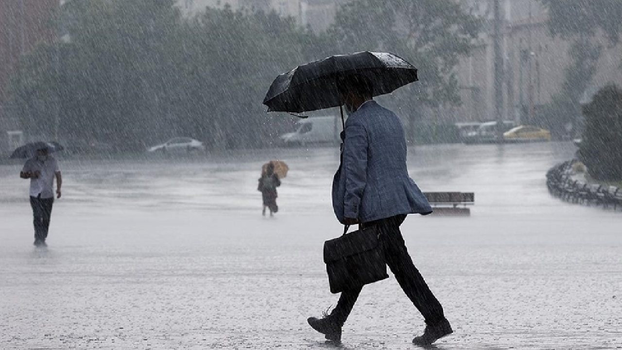 Bursa'da şiddetli yağış hayatı olumsuz etkiledi