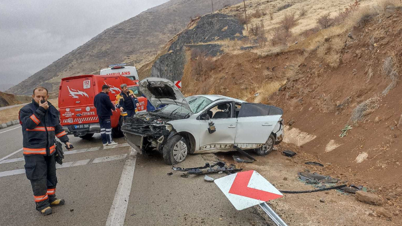 Malatya'da otomobil şarampole yuvarlandı