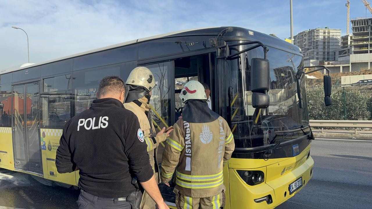 Yolcusu bulunmayan İETT otobüsünde çıkan yangın söndürüldü