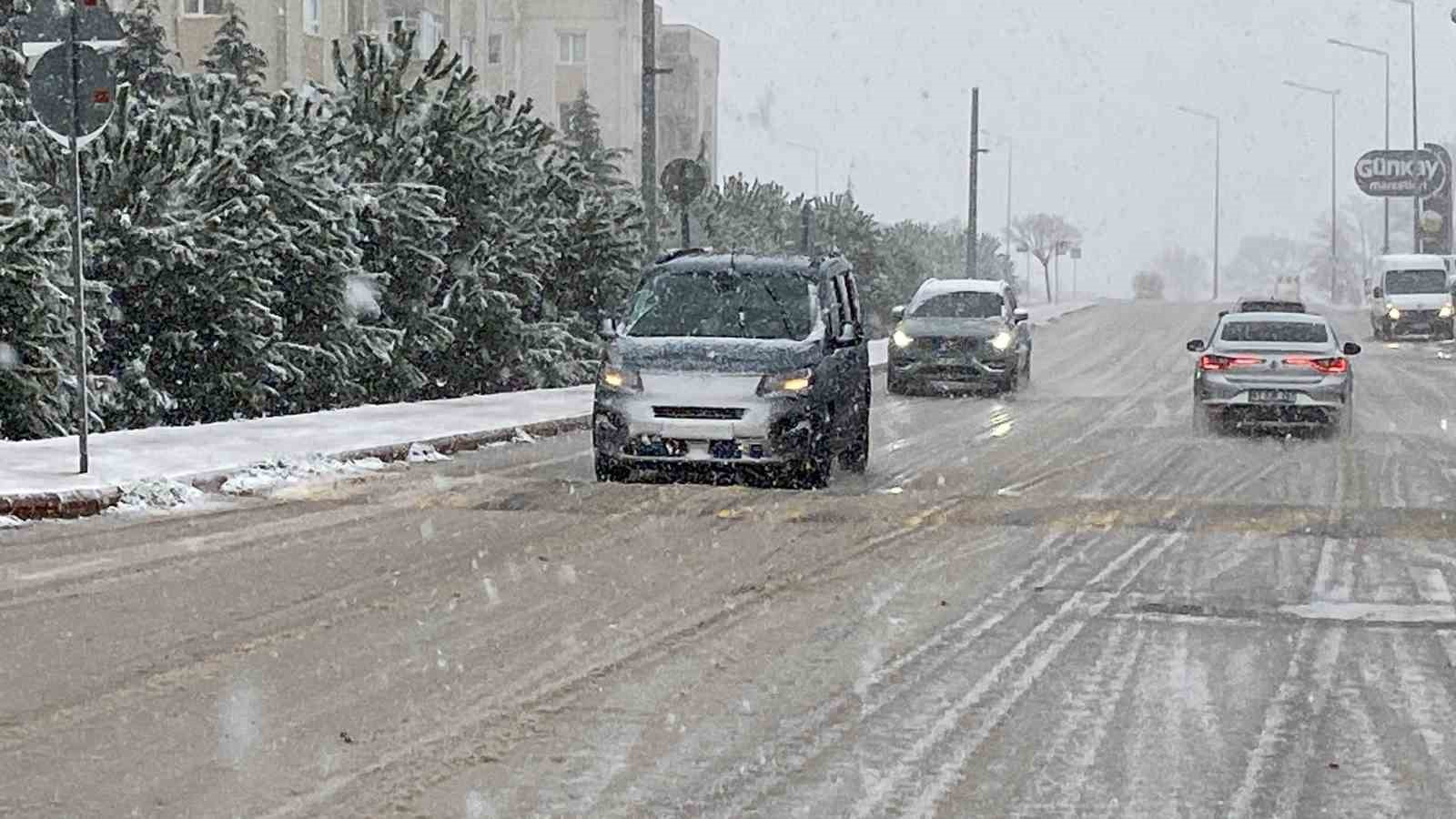 Kocaeli'de kar yağışı etkili oldu