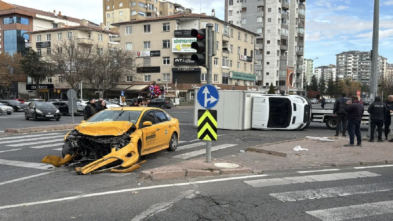 Kayseri'de taksi ile kamyonet çarpıştı: 6 yaralı