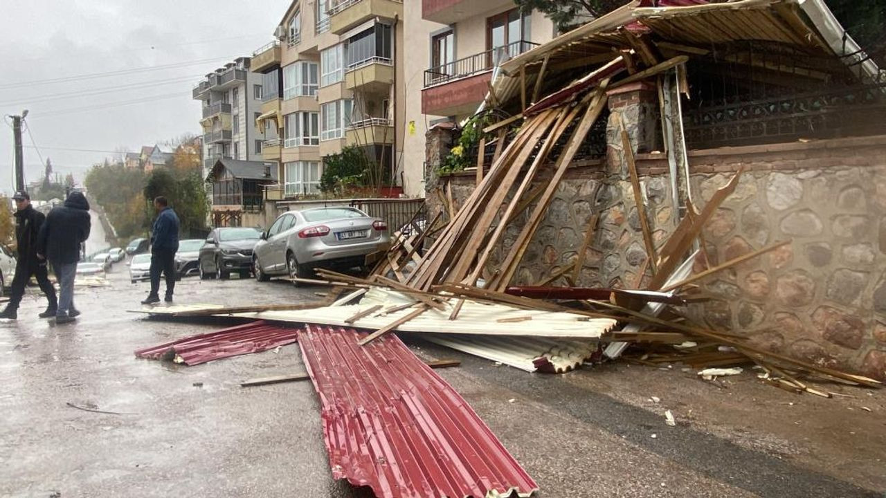 Kocaeli’de şiddetli rüzgar nedeniyle çatı uçtu