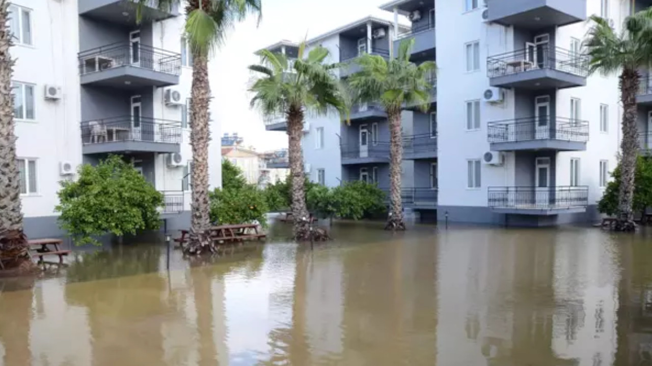 Antalya'da su basan yerlerde tahliye çalışması yapılıyor