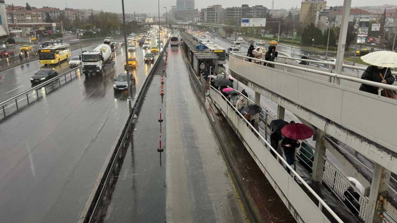 İstanbul'u fırtına ve sağanak vurdu: Ulaşım aksadı, çatılar uçtu