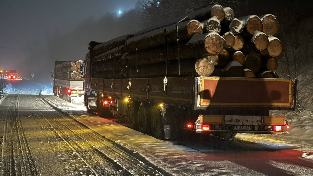 Kar nöbeti: Kamyon ve tırların kapattığı Ilgaz Dağı trafiğe açıldı