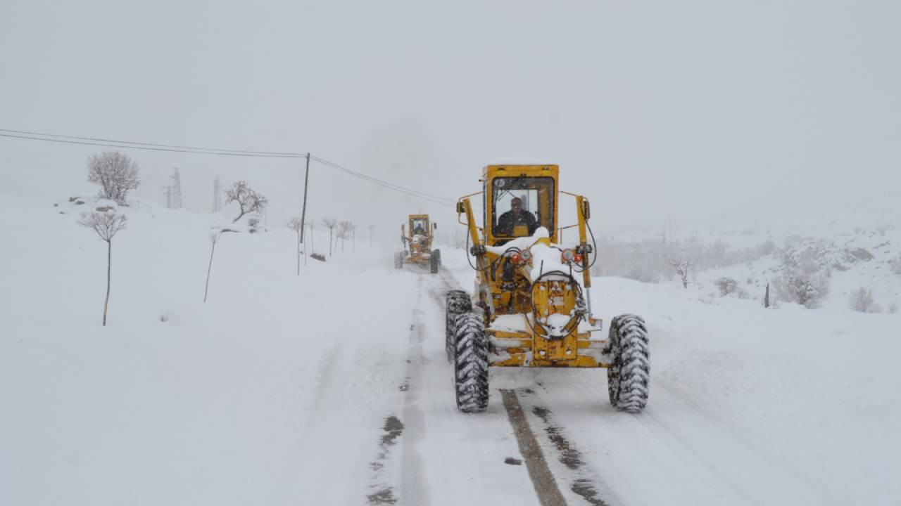 Niğde'de kar engeli: Kapanan yolda ulaşım durdu