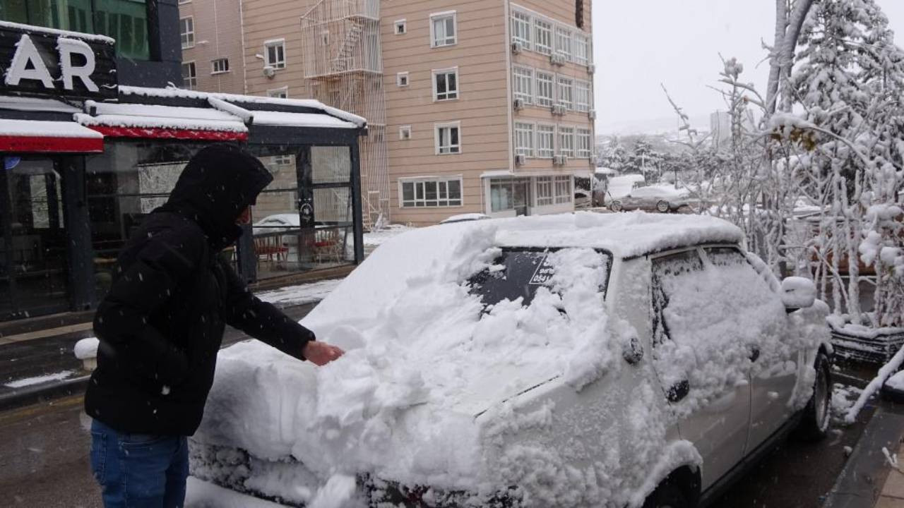 Yozgat beyaza büründü: Kar araçların üzerini kapladı