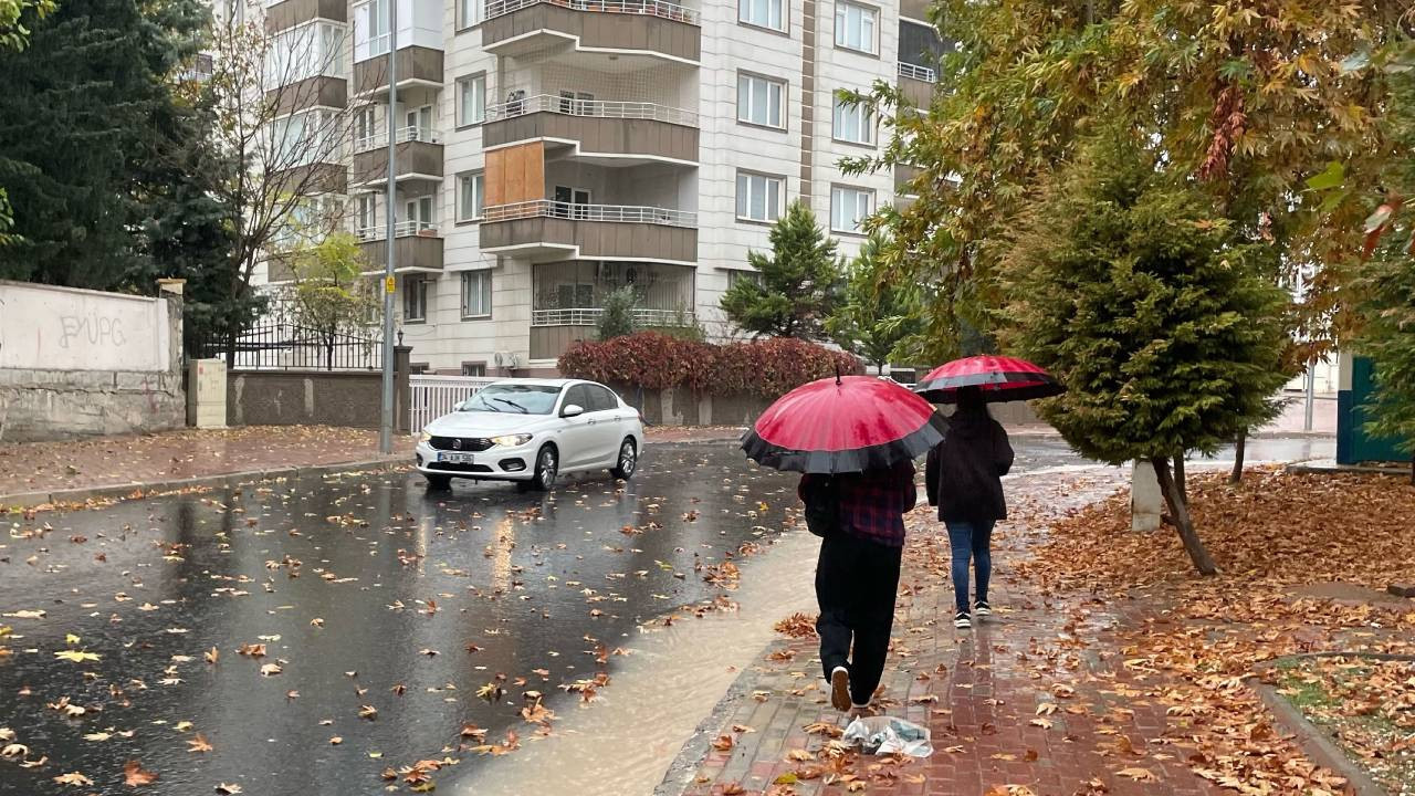 Urfa'da sağanak: Sokaklarda su birikintileri oluştu