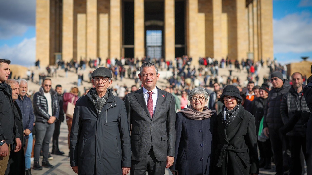 Özgür Özel öğretmen anne ve babasıyla Anıtkabir'de