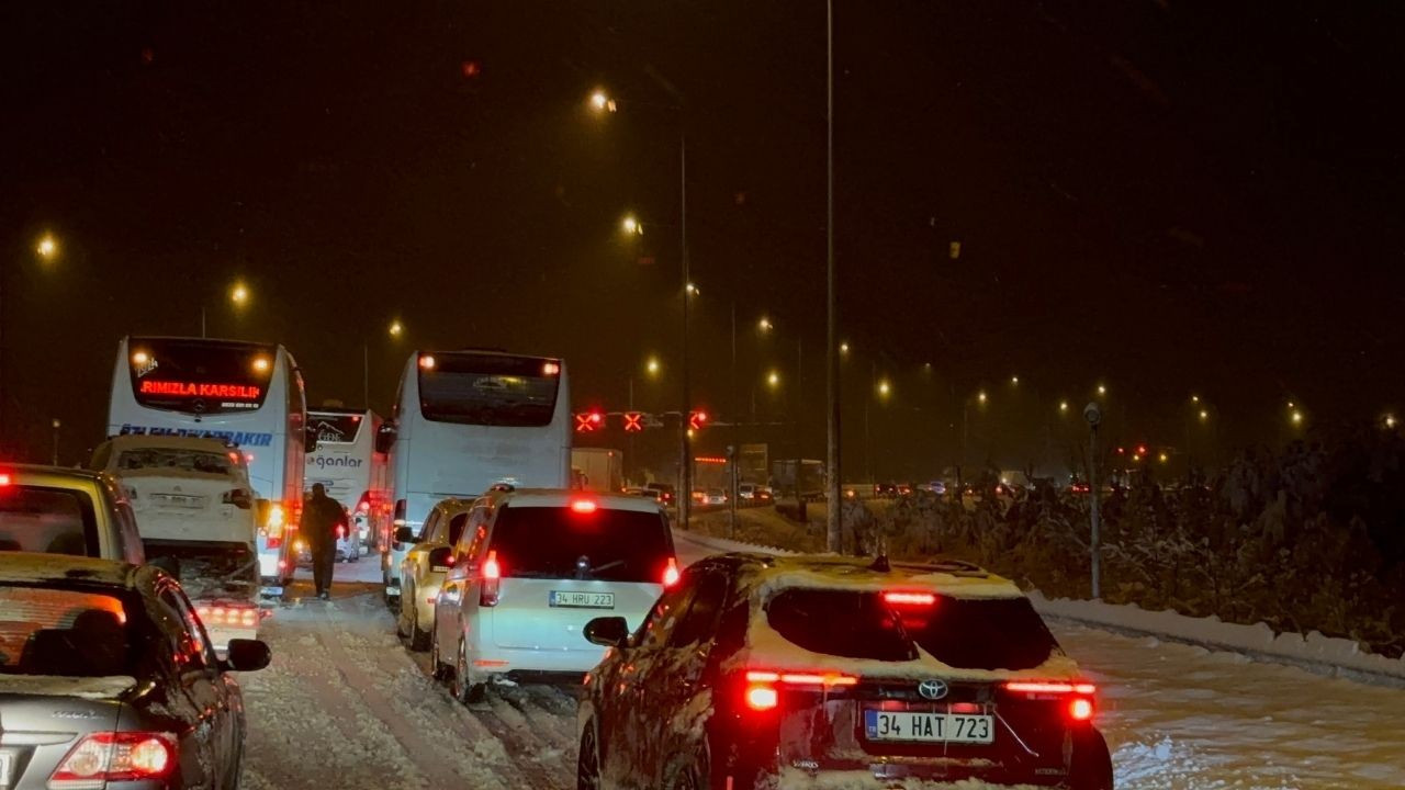 Kazaya karışan araçlar kaldırıldı, Bolu Dağı Tüneli ulaşıma açıldı