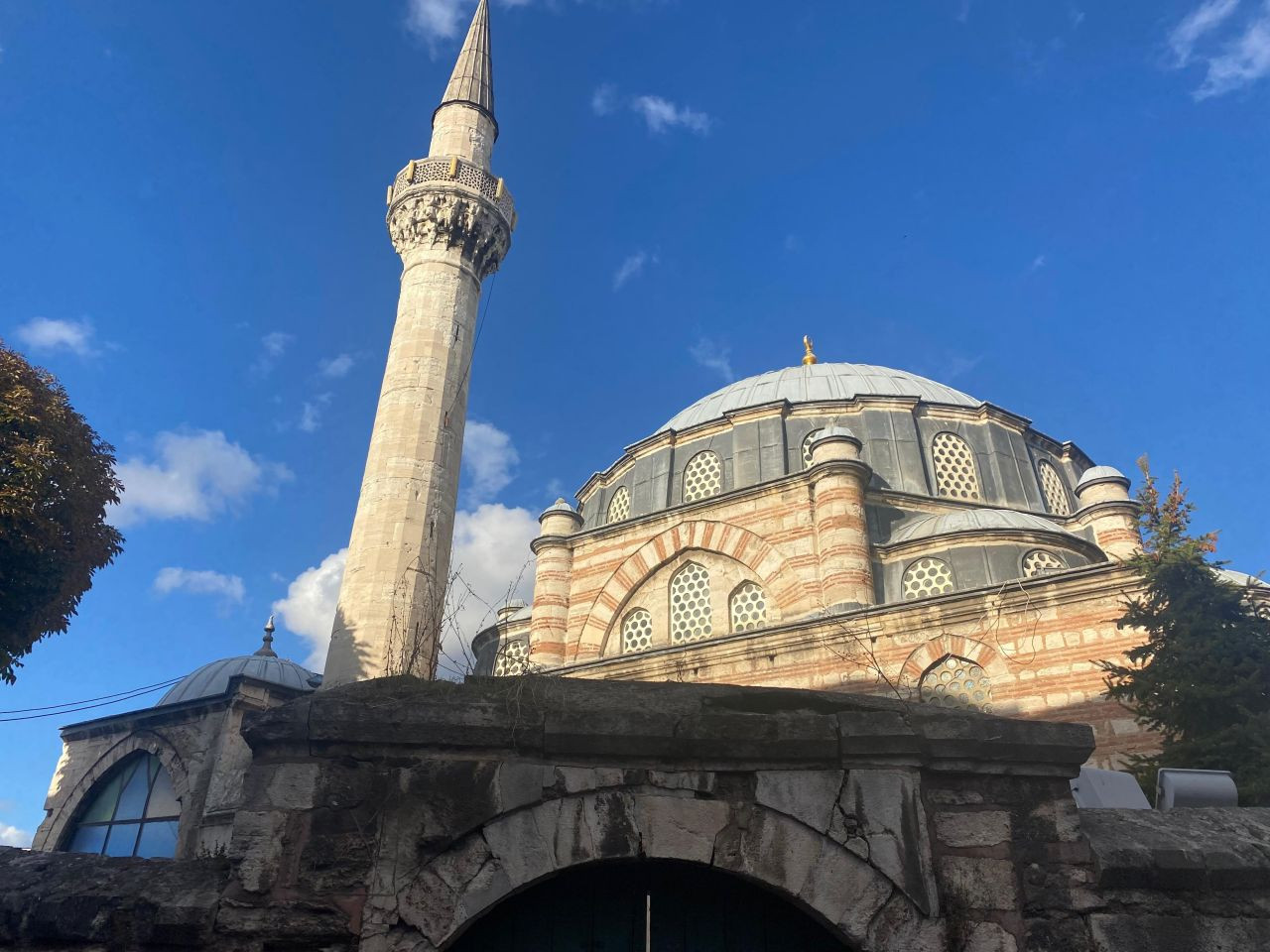 'Tarihi' restorasyon: 439 yıllık Mehmed Ağa Camii'ne plastik pencere takıldı - Sayfa 1