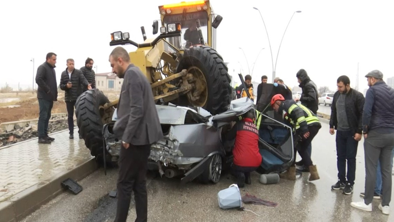 Otomobil iş makinesinin altına girdi, sürücü öldü